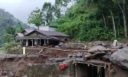 Longsor Putus Akses Utama Desa Tempur, Warga Jepara Terisolasi