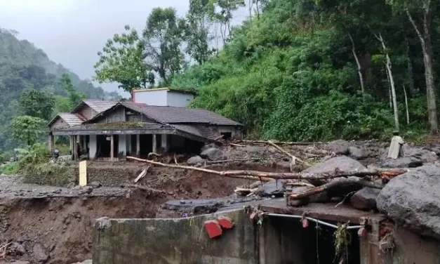 Longsor Putus Akses Utama Desa Tempur, Warga Jepara Terisolasi