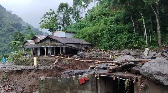 Longsor Putus Akses Utama Desa Tempur, Warga Jepara Terisolasi