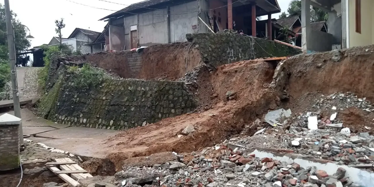 Tanah Ambles di Gunungkidul Paksa Warga Bongkar Rumah