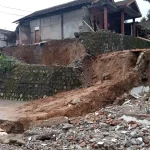 Tanah Ambles di Gunungkidul Paksa Warga Bongkar Rumah
