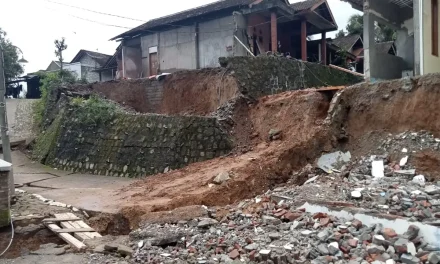 Tanah Ambles di Gunungkidul Paksa Warga Bongkar Rumah