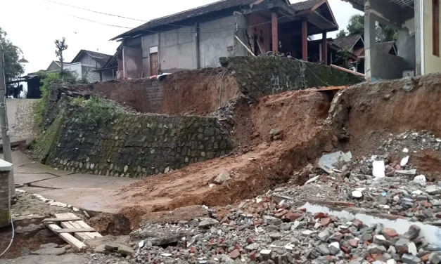 Tanah Ambles di Gunungkidul Paksa Warga Bongkar Rumah