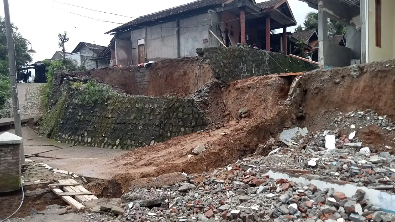 Tanah Ambles di Gunungkidul Paksa Warga Bongkar Rumah