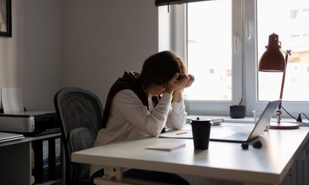 Stop Bilang “Cuma Stres”, Risiko Burnout Pekerja Itu Nyata!