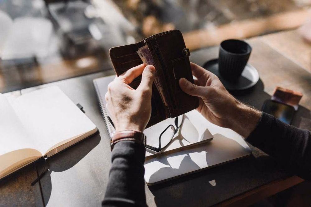 Cara Menghindari FOMO Yang Bisa Picu Dompet Boncos