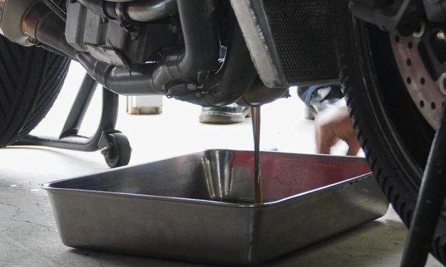 3 Ciri-Ciri Motor Yang Harus Sudah Ganti Oli