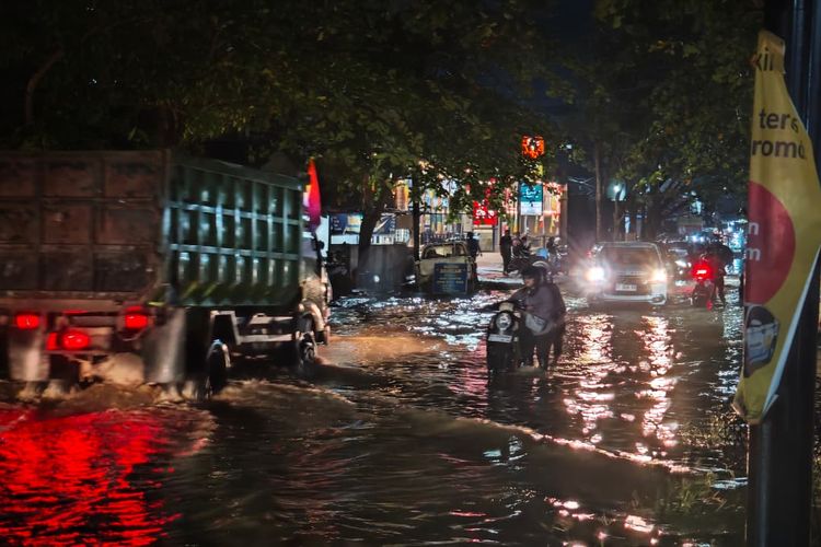 Pejuang KRL: Udah Hujan, Macet, Jangan Sampai Burnout!