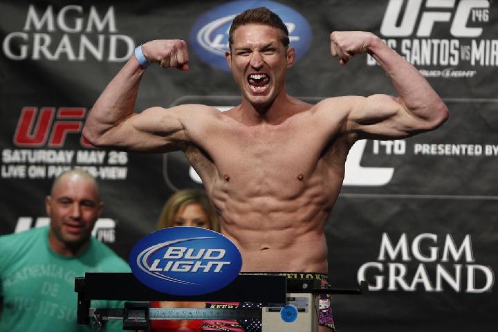 Nekat Lompat Ke Arena, Eks Juara UFC Kena Denda Rp81 Juta!