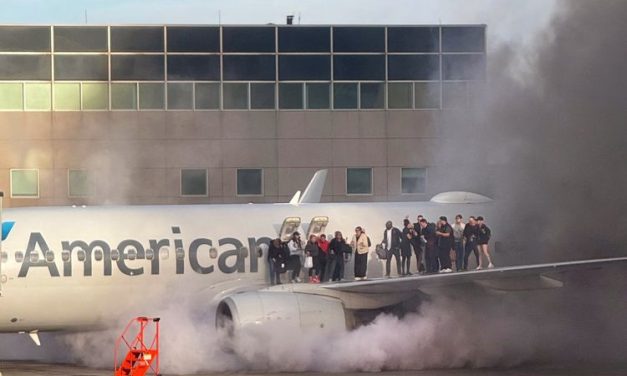 American Airlines Keluar Api, 1 Penumpang Cedera