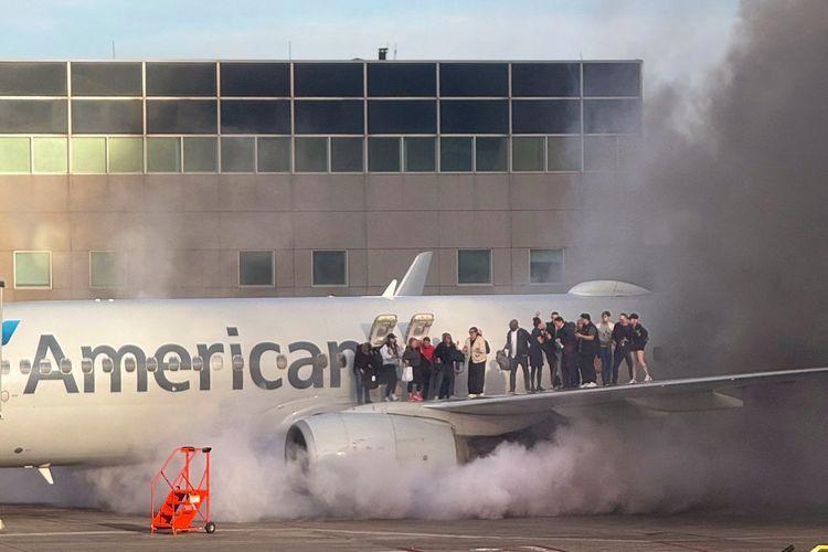 American Airlines Keluar Api, 1 Penumpang Cedera